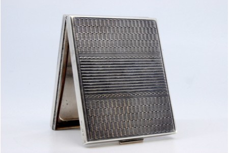 Caixa de toilette em prata com gravados assimétricos em ambos os lados.